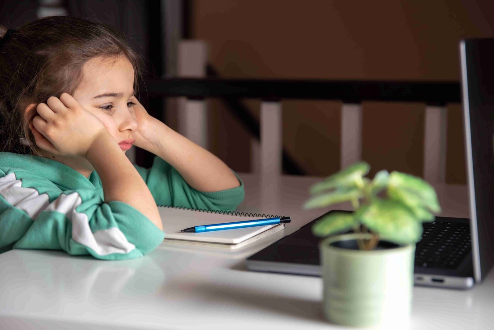 dependencia de la IA, inteligencia artificial y educación, AIlessphobia, riesgo de dependencia tecnológica, uso de IA en escuelas, autonomía académica, estudio sobre IA y adolescentes, herramientas educativas, aprendizaje con IA, pensamiento crítico y tecnología