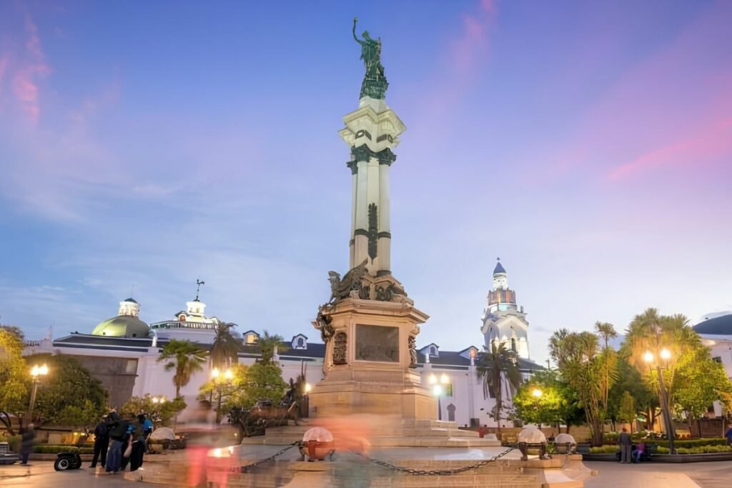 Monumento a los Próceres de la Libertad en Quito para ilustrar el significado del 10 de Agosto en Ecuador.