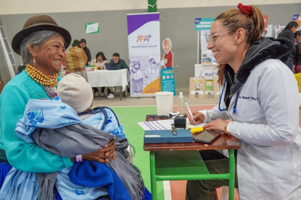 Personal de salud atiende a familias durante una brigada médica en comunidades rurales de Pichincha y Napo, Ecuador.