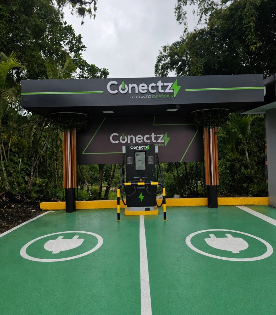 Estación de carga rápida en una vía ecuatoriana donde **CONECTZ inaugura nuevas electrolineras para fortalecer la movilidad eléctrica en Ecuador