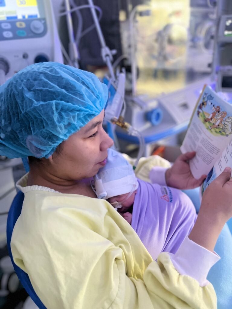 rofesionales de salud y madre practicando el Método Canguro con recién nacido en hospital de Ecuador.