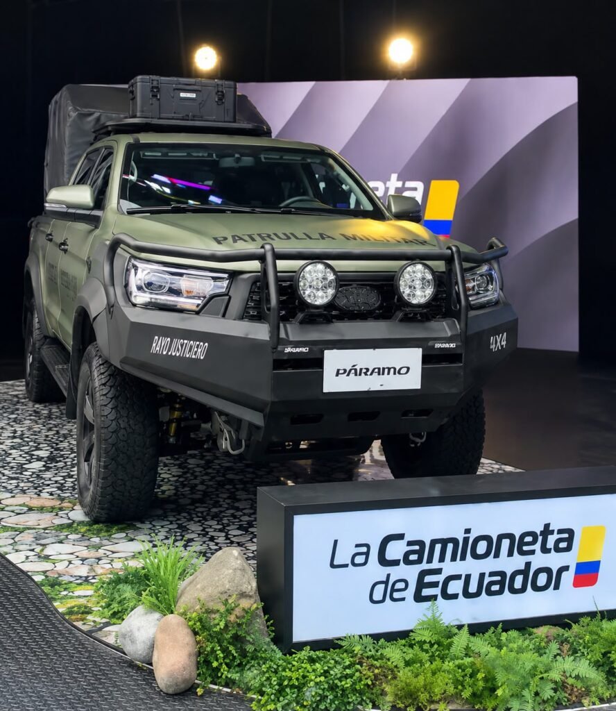 Exhibición de la primera Patrulla Militar Páramo 4x4 de La Camioneta de Ecuador en AutoShow 2026, con autoridades y vehículo blindado expuesto.