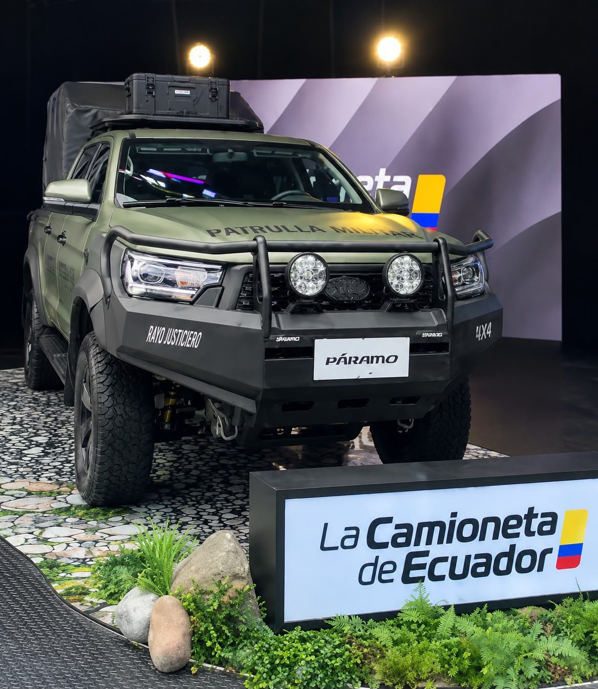 Exhibición de la primera Patrulla Militar Páramo 4x4 de La Camioneta de Ecuador en AutoShow 2026, con autoridades y vehículo blindado expuesto.