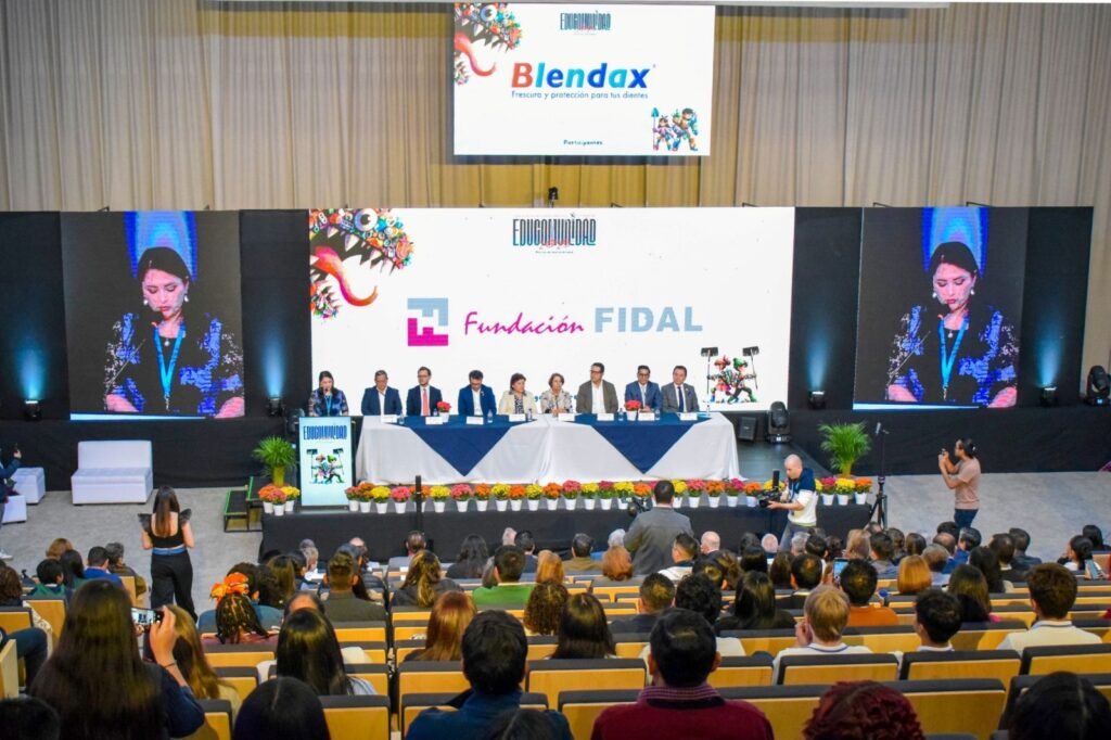Conferencia de la Fundación FIDAL sobre salud mental en Ecuador y bienestar docente en Quito.