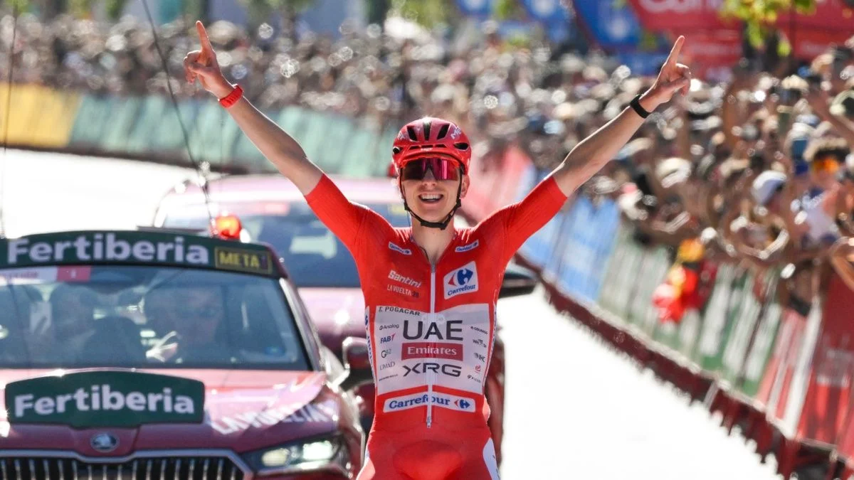 Richard Carapaz compite en la Vuelta a España y se ubica en el sexto lugar de la clasificación general tras la cuarta etapa, con Tadej Pogačar como líder