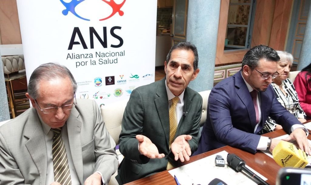 Gustavo Dávila, presidente de la Alianza Nacional por la Salud, junto a representantes de organizaciones de pacientes durante rueda de prensa en Cuenca, donde expuso la exigencia de medidas de fondo ante la crisis del sistema sanitario ecuatoriano