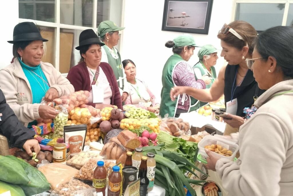 Agricultores ofreciendo productos frescos durante una evaluación de la preparación de Ecuador para producir alimentos ante el fenómeno de El Niño.