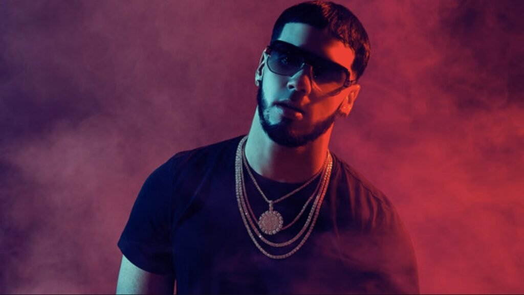 El cantante puertorriqueño Anuel AA posando en un concierto previo a su presentación en Guayaquil.