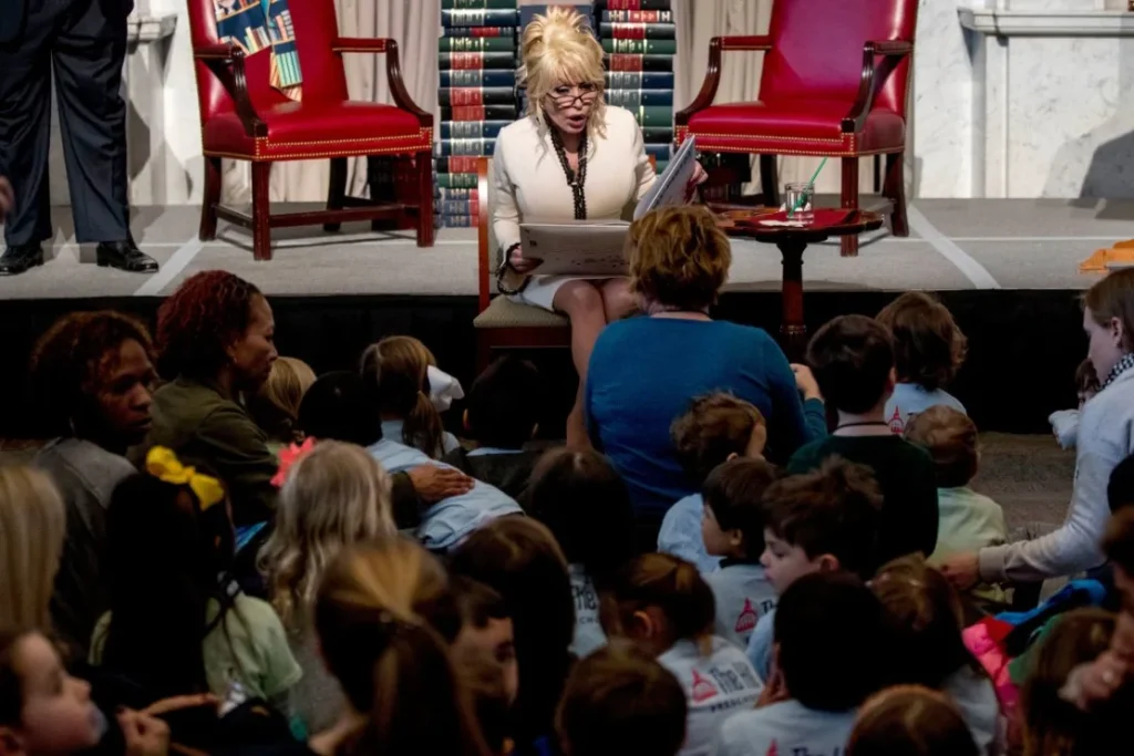 Dolly Parton, quien descuidó su salud al cuidar a su esposo, imagen que ilustra la realidad del descuido de la salud de los cuidadores familiares.