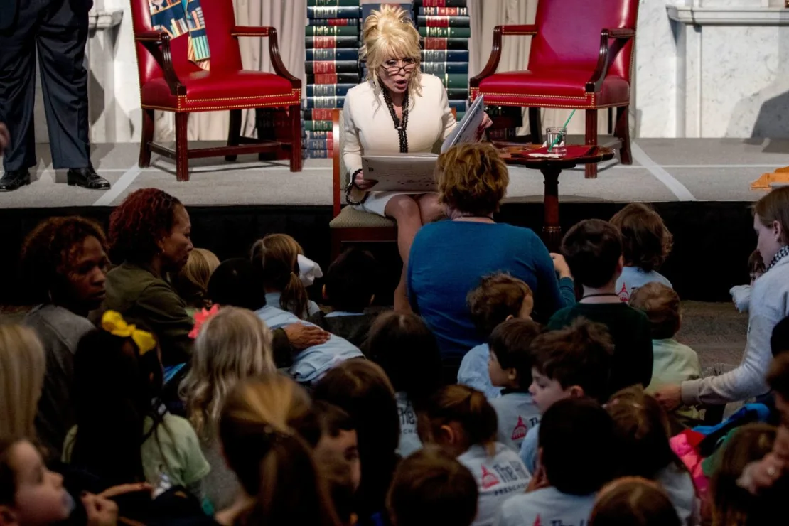 Dolly Parton, quien descuidó su salud al cuidar a su esposo, imagen que ilustra la realidad del descuido de la salud de los cuidadores familiares.