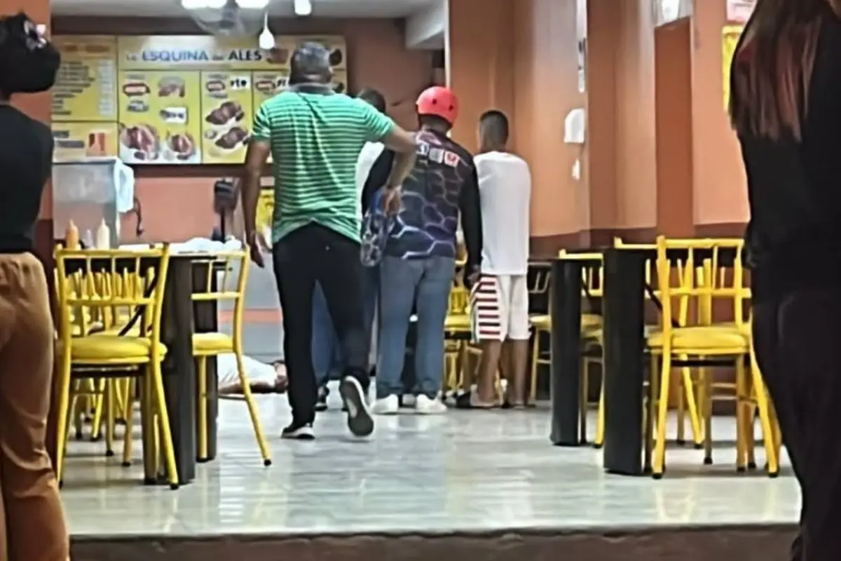 Escena del asesinato en un asadero de Portoviejo donde un hombre fue atacado a tiros mientras comía.