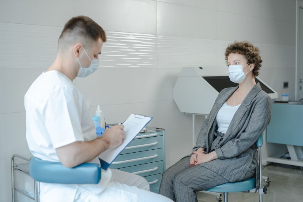 Profesional sanitario aplicando prueba de diagnóstico rápido en entorno laboral para prevenir ausentismo y contagios