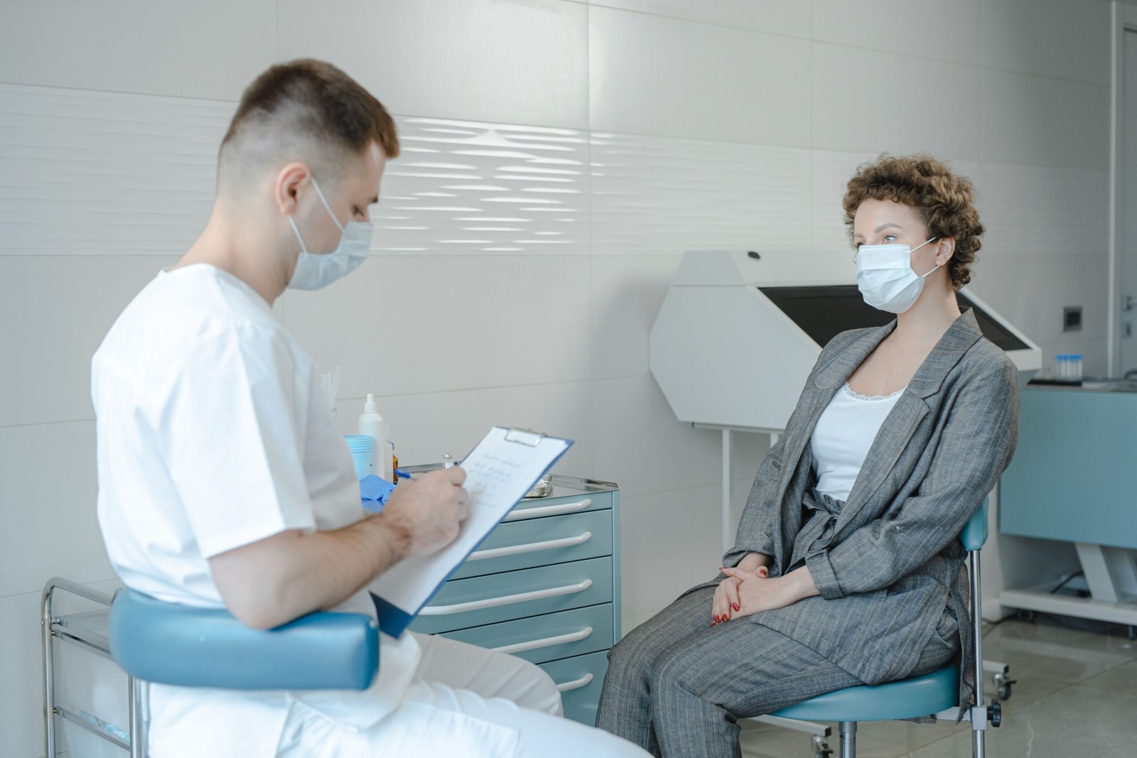 Profesional sanitario aplicando prueba de diagnóstico rápido en entorno laboral para prevenir ausentismo y contagios