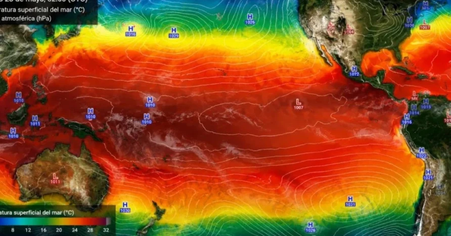 Vista de superficie marina con oleaje bajo cielo nublado, ilustración del calentamiento oceánico y El Niño.
