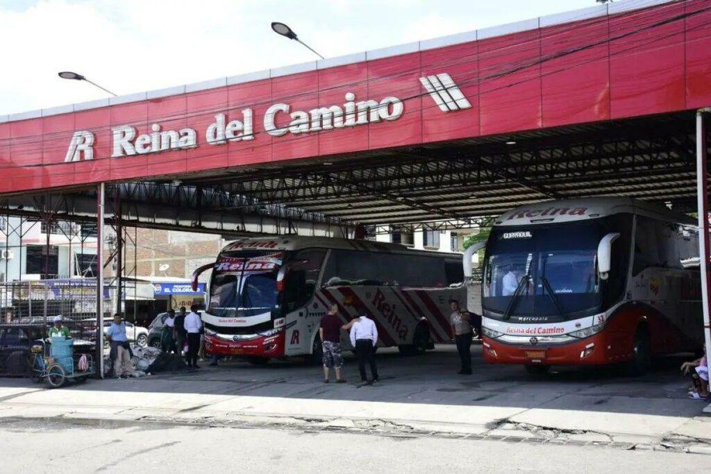 Bus interprovincial en una terminal terrestre de Ecuador tras la entrada en vigencia de las nuevas tarifas desde agosto de 2026.