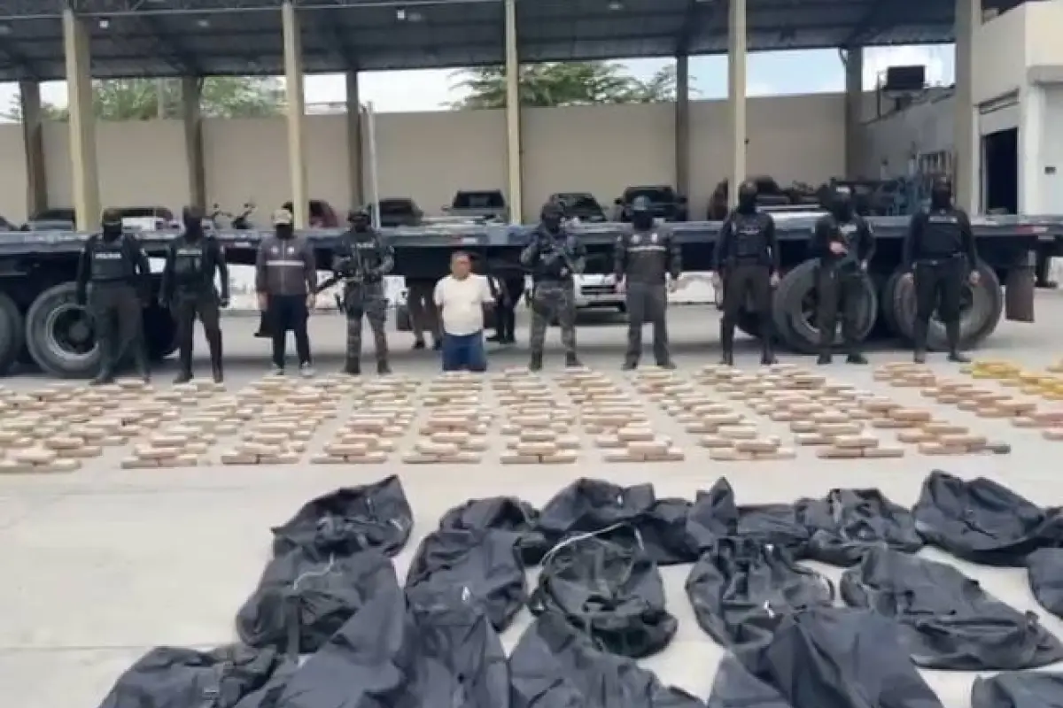 Policía incautó 600 kilos de cocaína en Chongón durante inspección de tráiler con doble fondo.