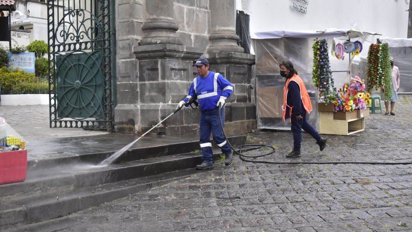 Trabajadores de Emaseo realizan la limpieza de uno de los puntos húmedos Quito en el Centro Histórico.