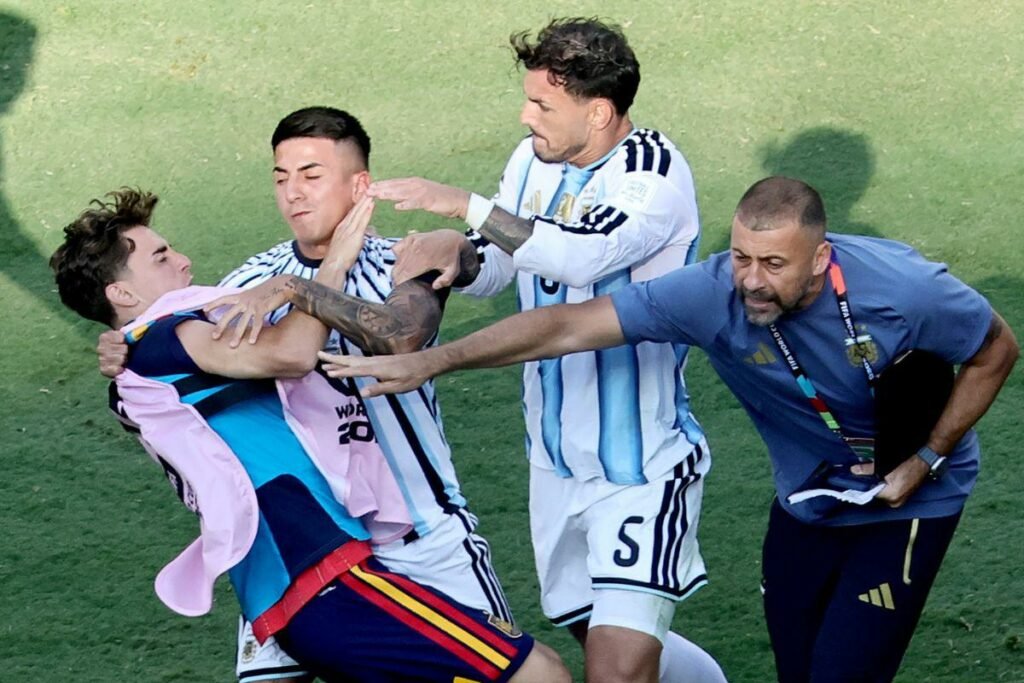 Jugadores de Argentina y España enfrentándose en medio de las sanciones de la FIFA por incidentes en la final del Mundial 2026.