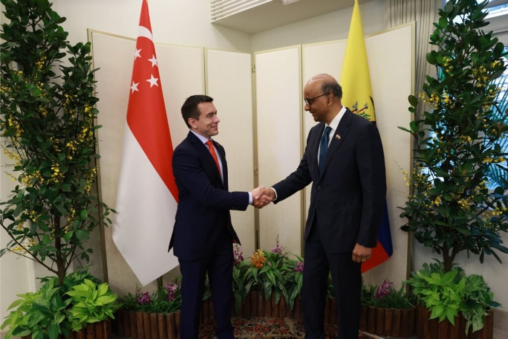 Reunión de trabajo diplomática donde Ecuador y Singapur firman acuerdo de cooperación durante la gira de Daniel Noboa