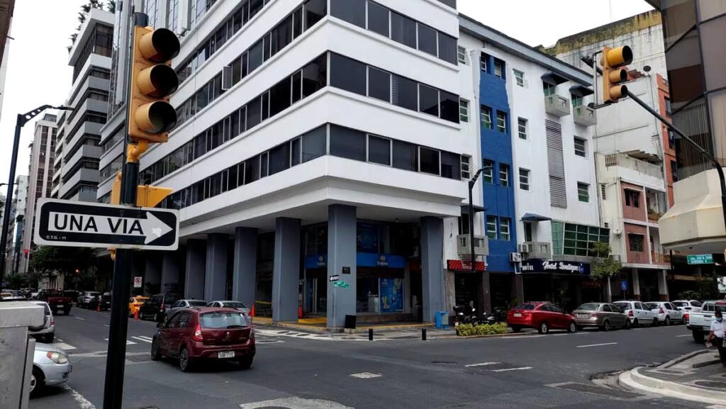 Fuerte congestión vial por semáforos apagados durante los cortes de luz en Guayaquil que afectaron el tránsito vehicular.