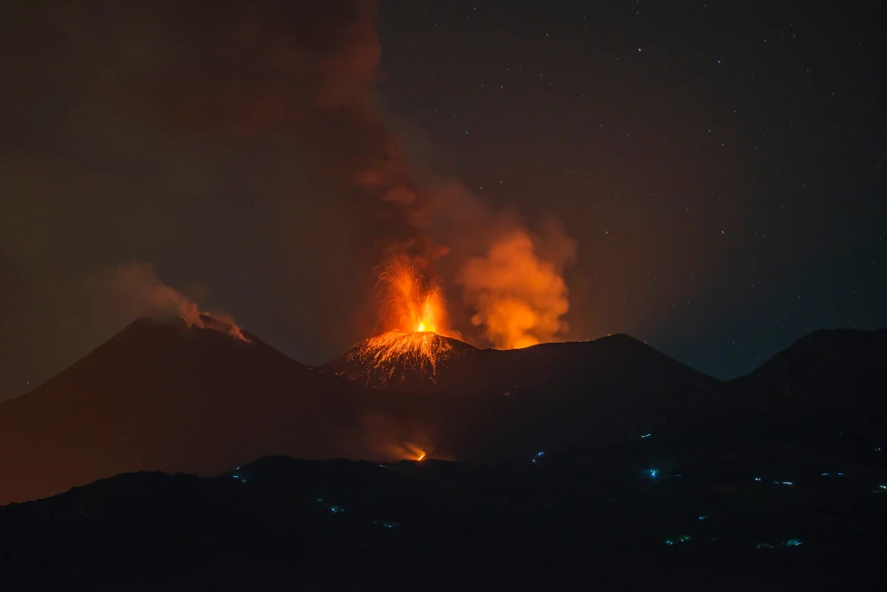 : Actividad eruptiva en el monte Etna, flujos de lava por sus laderas, vista desde Mareneve cerca de Catania, Italia, 13 de agosto de 2026.
