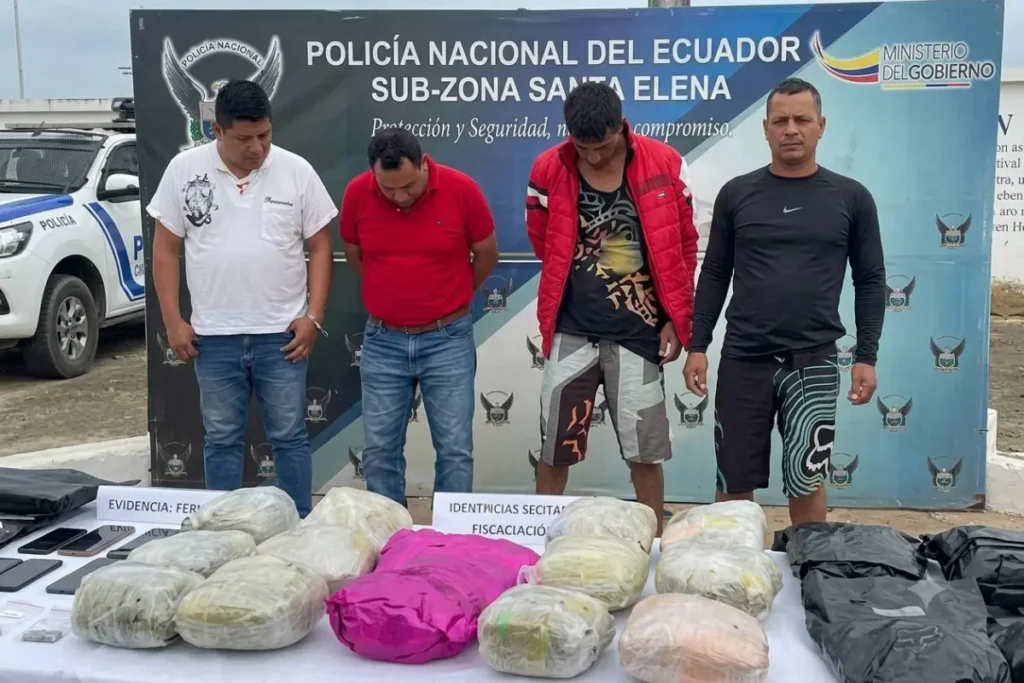 Operativo Apolo 33 durante el decomiso de droga y la detención de cuatro personas en Santa Elena.
