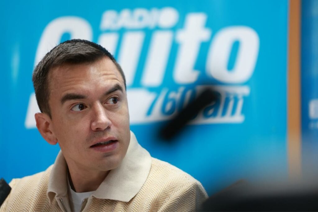 Juez del Tribunal Contencioso Electoral durante una audiencia relacionada con la revocatoria de mandato del presidente Daniel Noboa en Ecuador.