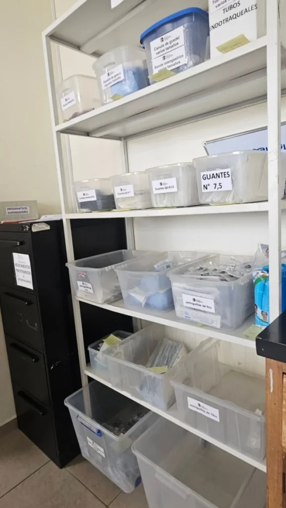Estantes vacíos en farmacia de Centro de Salud N.º 2 de Ambato por falta de medicamentos e insumos médicos