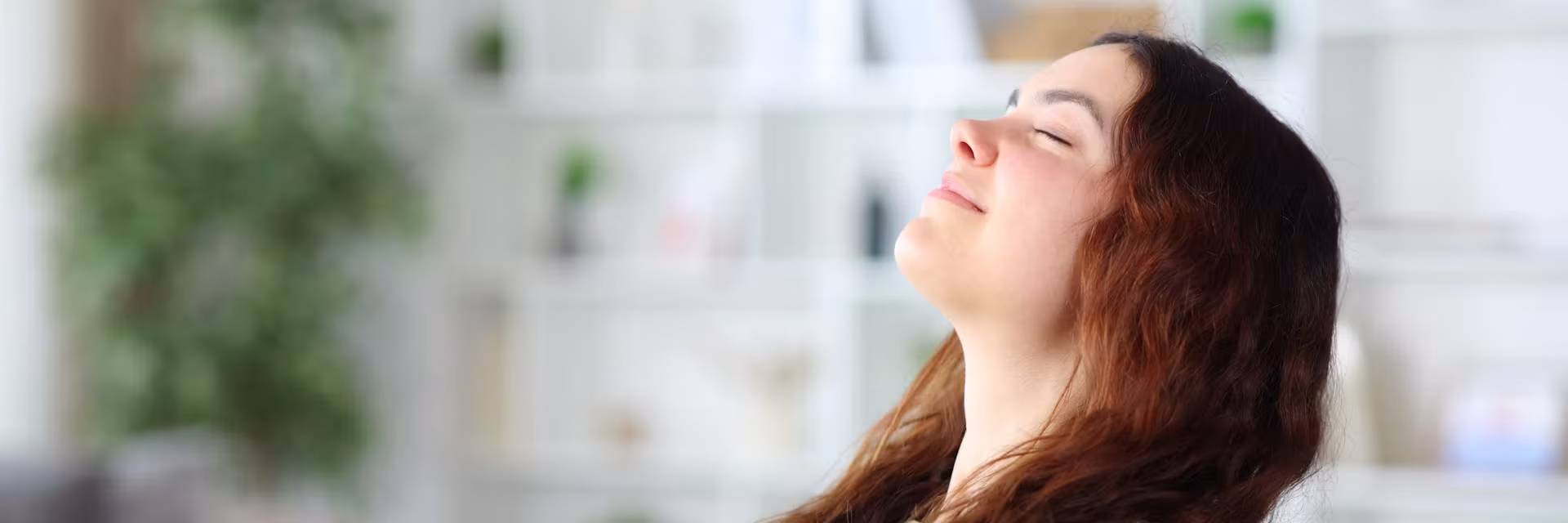 Persona respirando con calma, demostrando la importancia de respirar por la nariz para mantener una buena salud física y mental