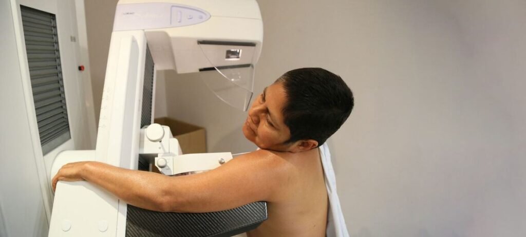 Mujer realizándose una mamografía en centro de salud en México — la salud de las mujeres requiere atención integral en todas las etapas de la vida
