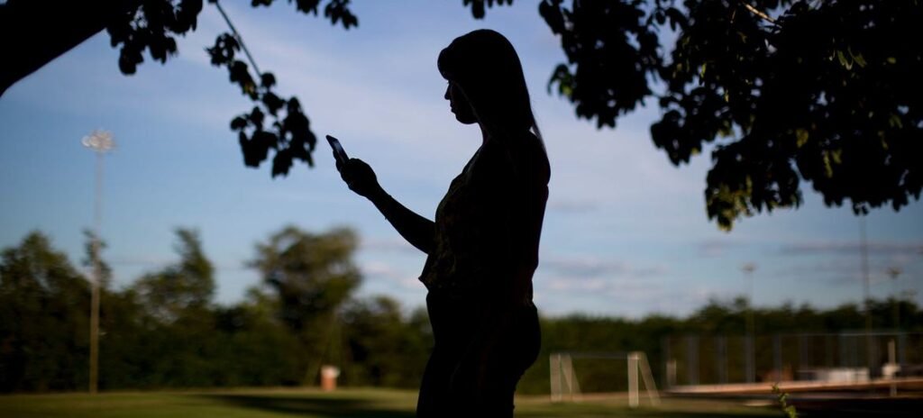 Víctima de ciberacoso usando teléfono móvil. El acoso escolar y el ciberacoso afectan a uno de cada cuatro adolescentes en América Latina y el Caribe, según informe de la OPS