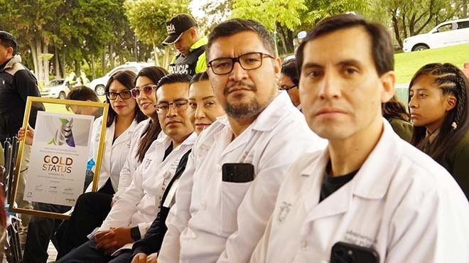 Personal médico recibiendo reconocimientos por la atención del accidente cerebrovascular en Ecuador.