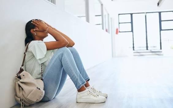 Ilustración sobre salud mental en adolescentes y personas jóvenes, con representación de jóvenes en entorno educativo y elementos simbólicos de bienestar emocional y acompañamiento profesional