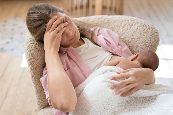 Madre sosteniendo a su bebé, representando la importancia de cuidar la salud mental de la madre durante el período perinatal