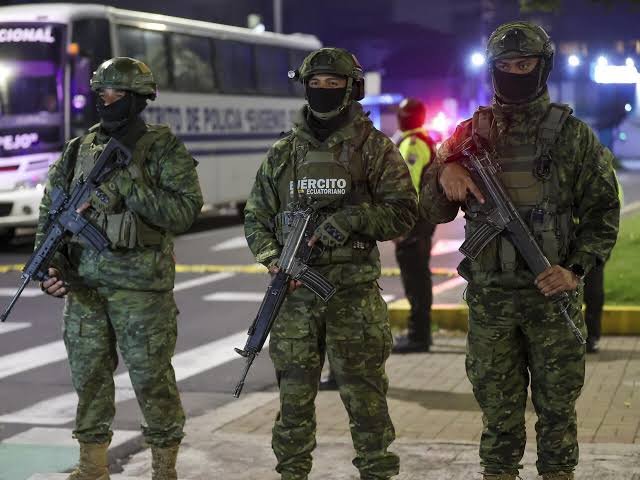 Patrullaje militar en un contexto donde **así es el 'Plan de Protección' de Noboa en Quito, con 4.000 policías y militares**.