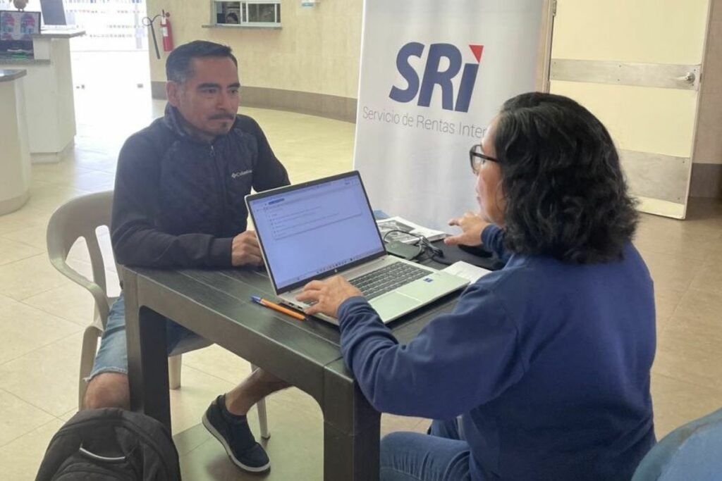 Persona realizando el trámite digital en la página web del SRI para solicitar la rebaja del impuesto vehicular.