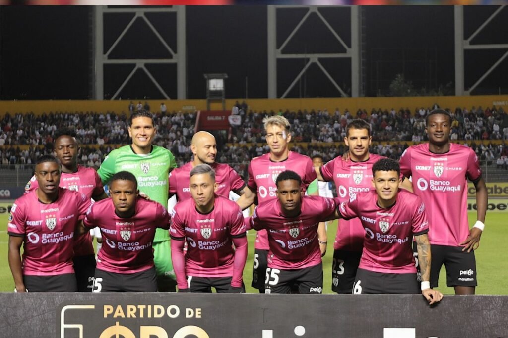 Jugadores de Independiente del Valle festejando en cancha antes de revisar la cotización de mercado de cada equipo.