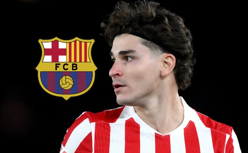 Julián Álvarez vistiendo la camiseta del Atlético de Madrid ante el interés del Barcelona por su fichaje.
