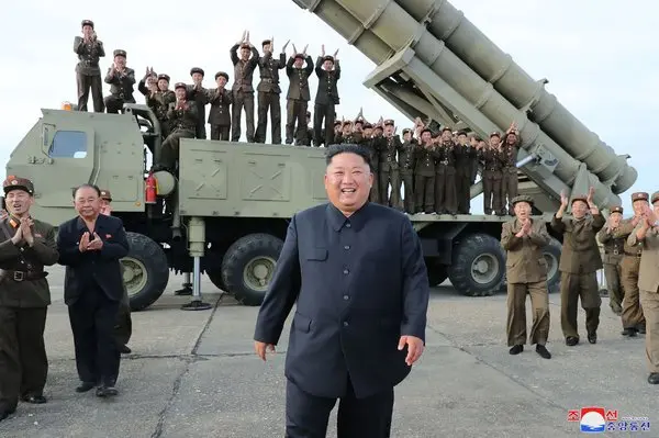 Kim Jong-un, líder de Corea del Norte, durante emisión oficial; lanzamiento de misiles tras anuncio de reunión con Trump