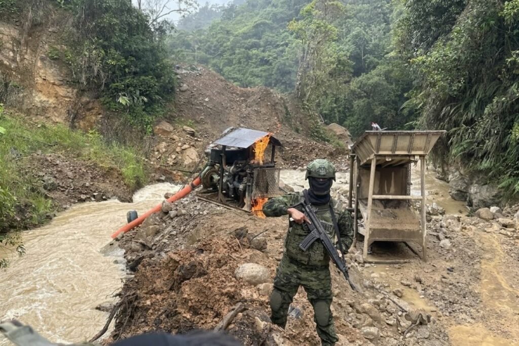 Vehículos de las Fuerzas Armadas en zona rural luego de que 12 militares retenidos en Nangaritza fueron liberados