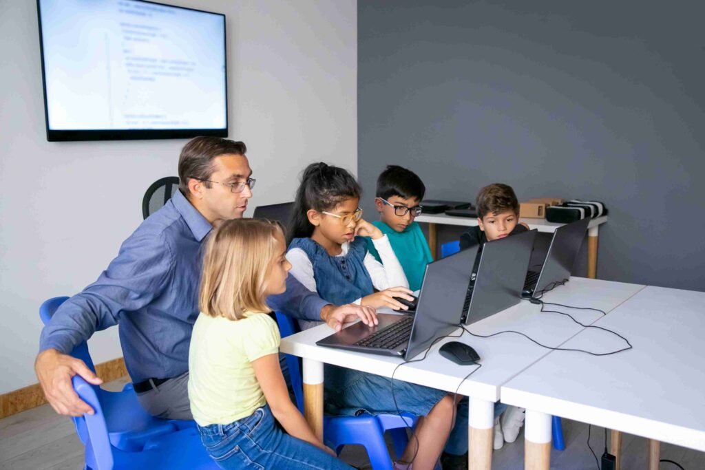 Docente y estudiantes en aula con gráficos de Inteligencia Artificial representando los desafíos de la educación moderna