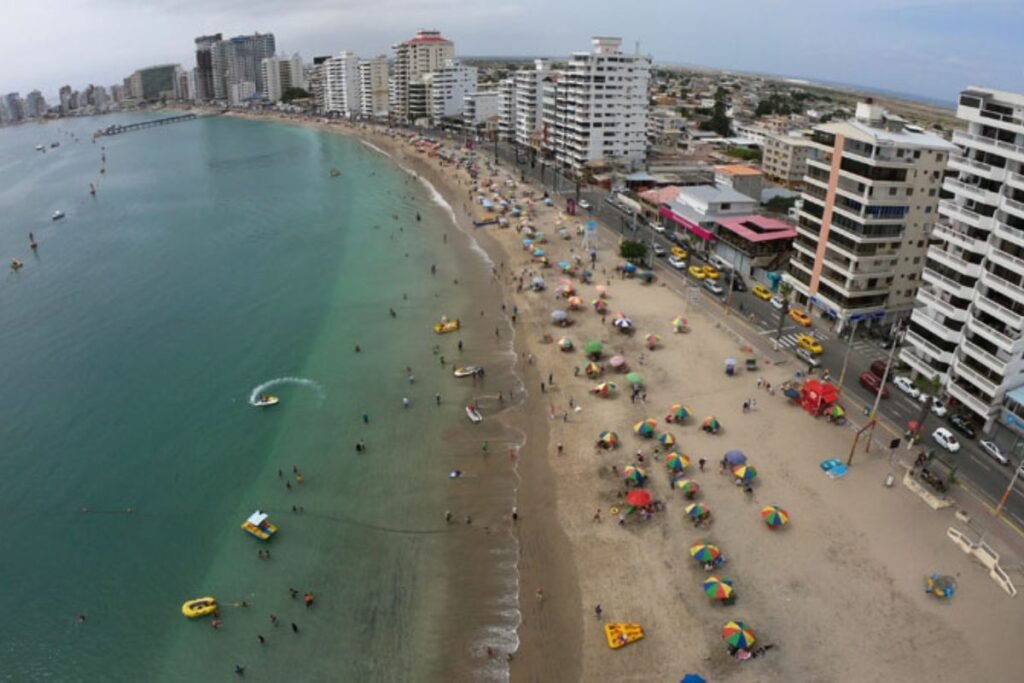 Turistas disfrutando de un destino nacional en un escenario donde Ecuador reduce el IVA al 8% para el feriado de agosto
