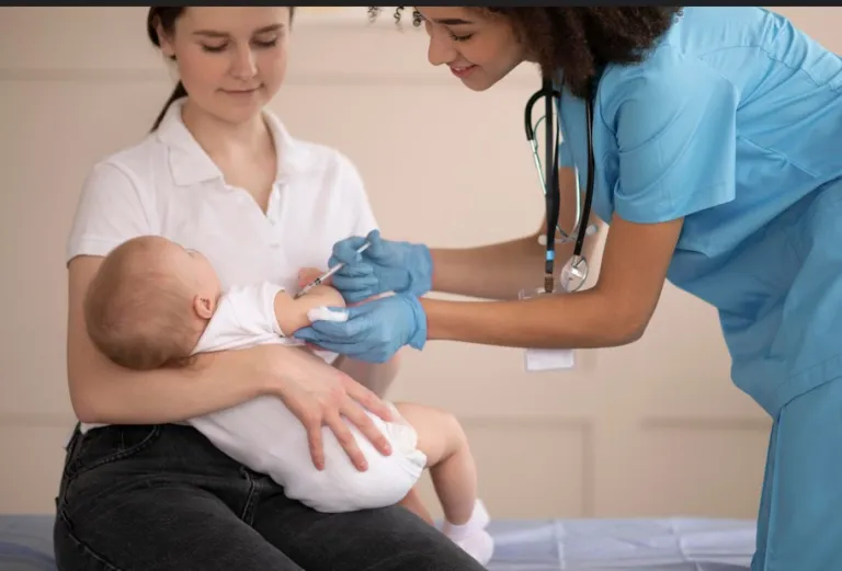 Sociedades científicas rechazan cambios al esquema de vacunación infantil de Estados Unidos, con representantes de entidades médicas y gráficas sobre cobertura vacunal y brotes de sarampión