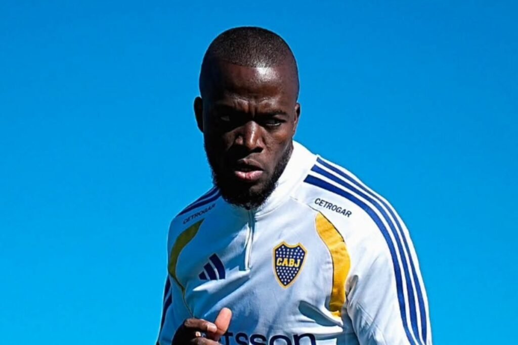 El atacante ecuatoriano entrenando antes del posible debut de Enner Valencia con Boca Juniors.