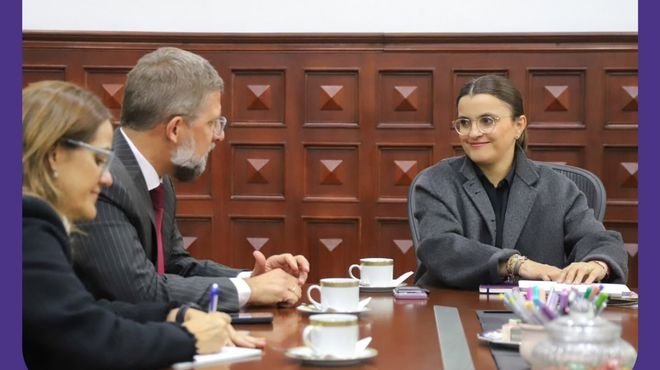 Encuentro entre vicepresidenta María José Pinto y embajador Fernando Sandin por acciones en salud mental entre Ecuador y Uruguay.