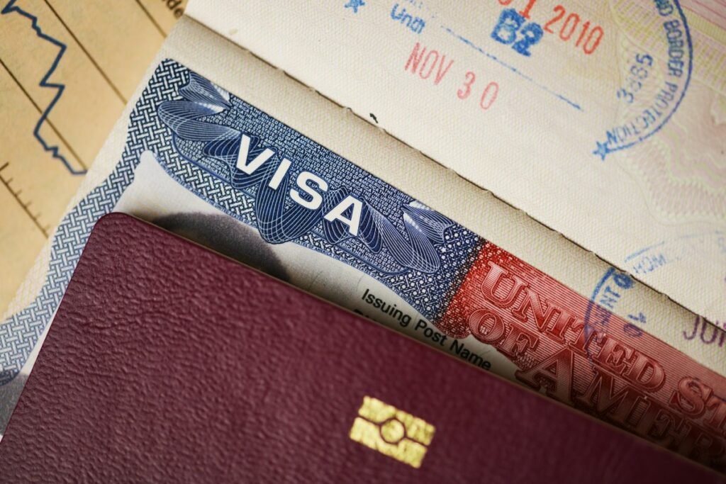 Funcionarios consulares de Estados Unidos durante la gestión de visas de inmigrante en una embajada estadounidense.