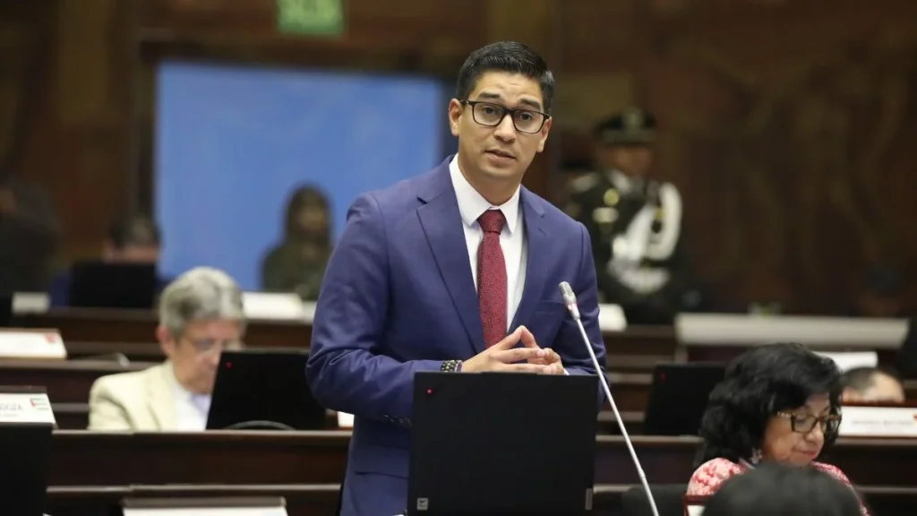 Declaraciones de Jaime Estrada, aspirante a prefecto de Manabí, sobre medidas financieras.