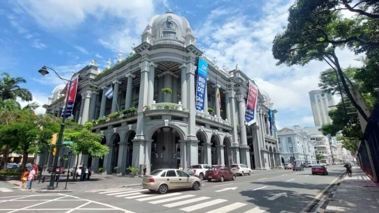 Edificio municipal y fiscalización técnica de los procesos del Sercop en Guayaquil.