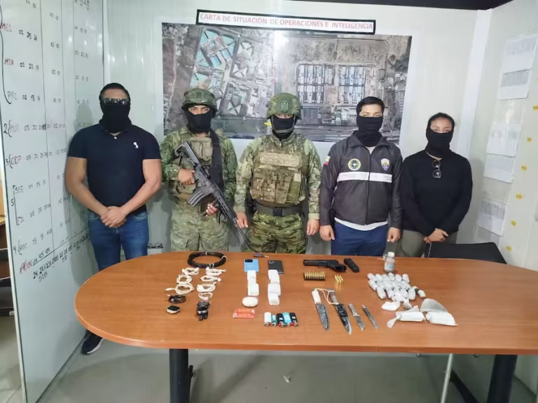 Inspección de seguridad y operativos militares en cárceles de Ecuador.
