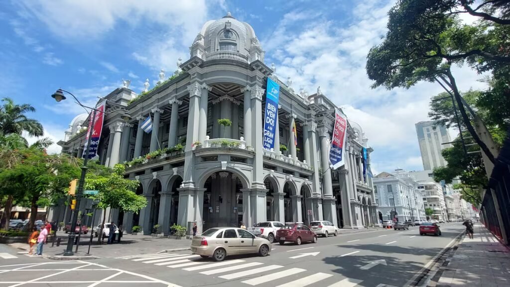 Edificio municipal y fiscalización técnica de los procesos del Sercop en Guayaquil.